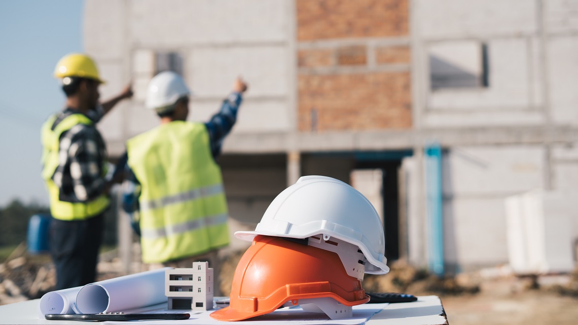 Dos personas trabajadoras del sector de la construcción