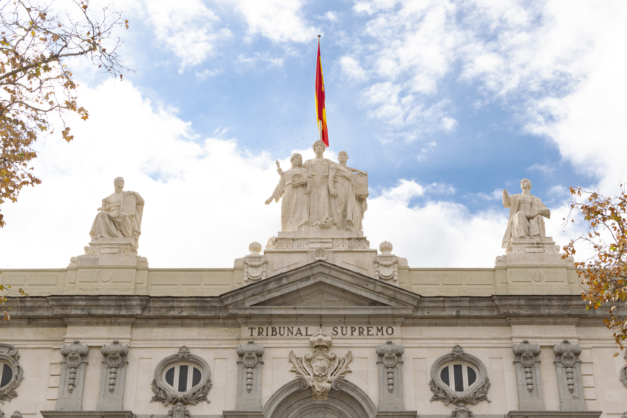 Detalle de la fachada principal del edificio del Tribunal Supremo en Madrid, España.