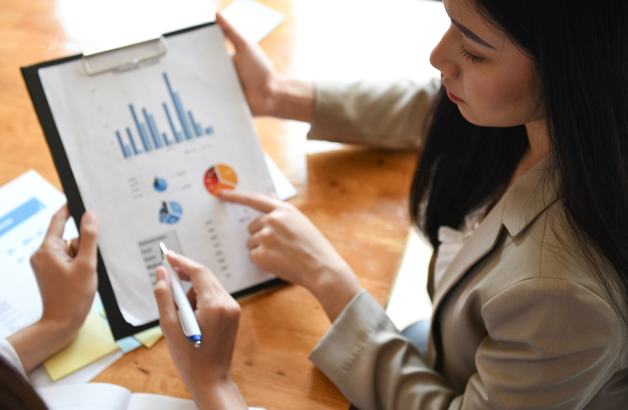 Hoja de datos de mujeres oficinistas con gráficos.