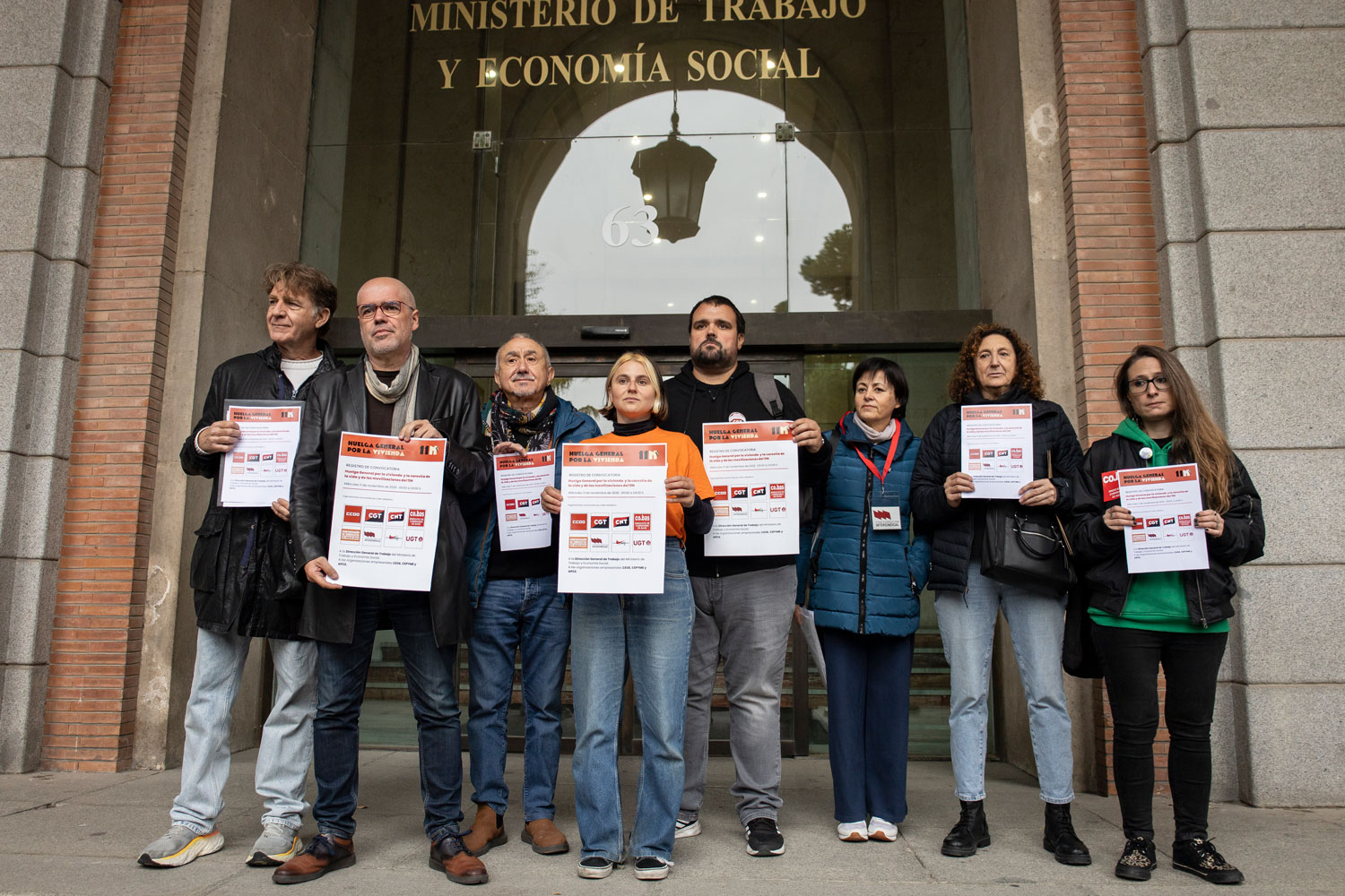 Pepe Álvarez junto con otros líderes sindicales ante el Ministerio de Trabajo