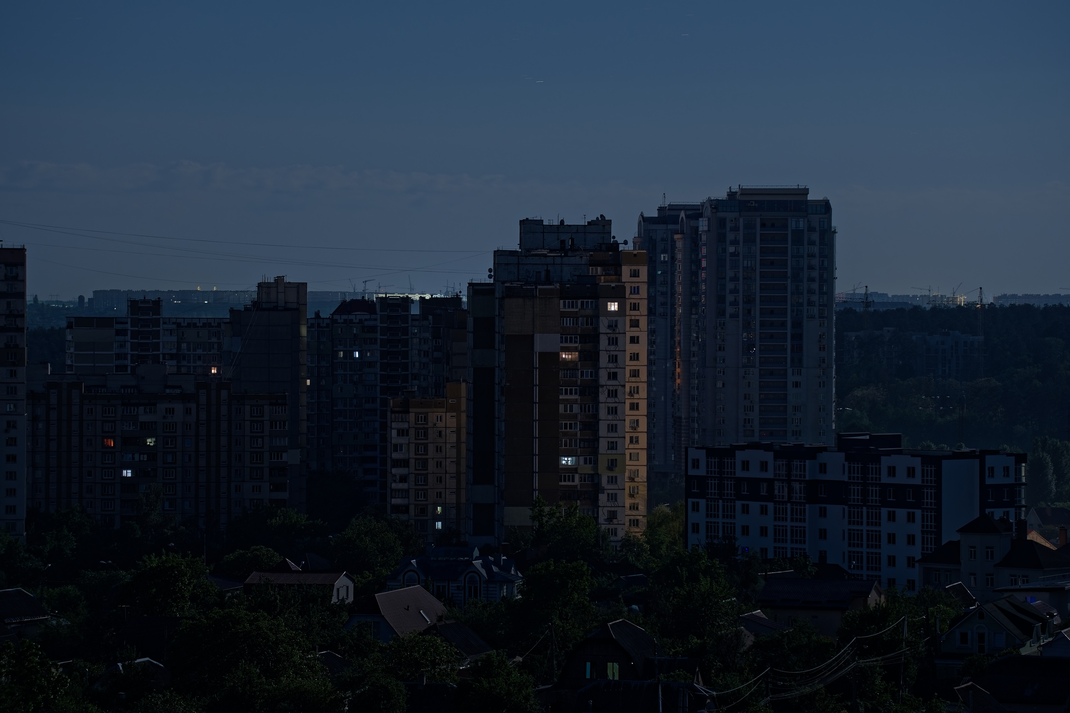 Vista en un panel de edificios residenciales durante el apagón de electricidad al atardecer