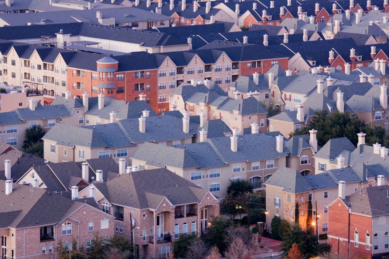 Gran edificio con muchas apartamentos