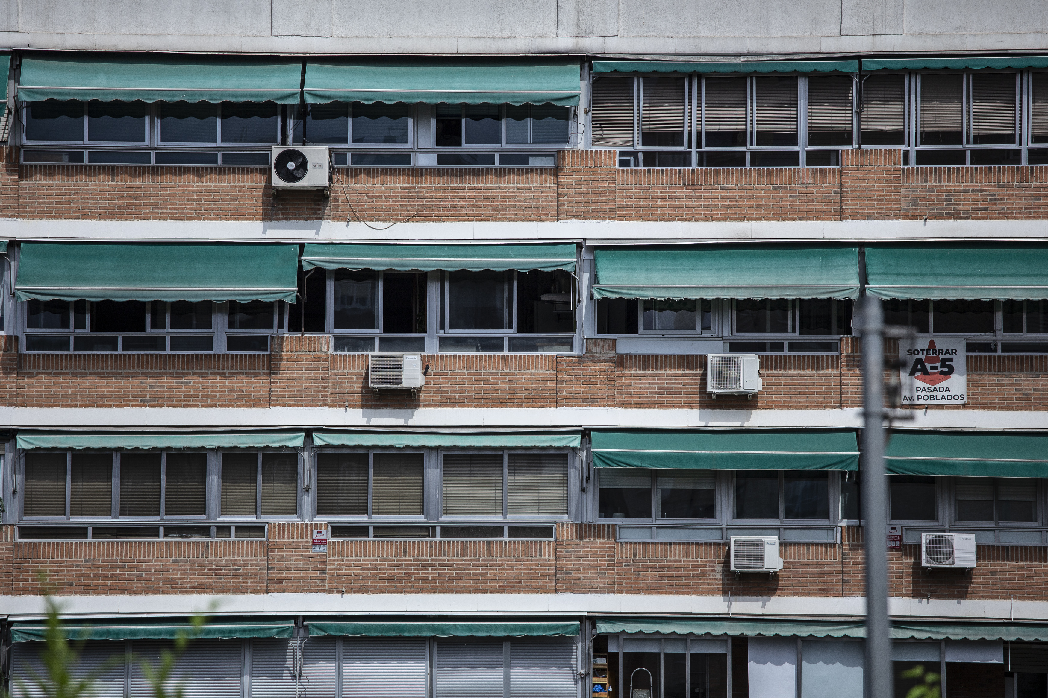 Fachada edificio toldos verdes