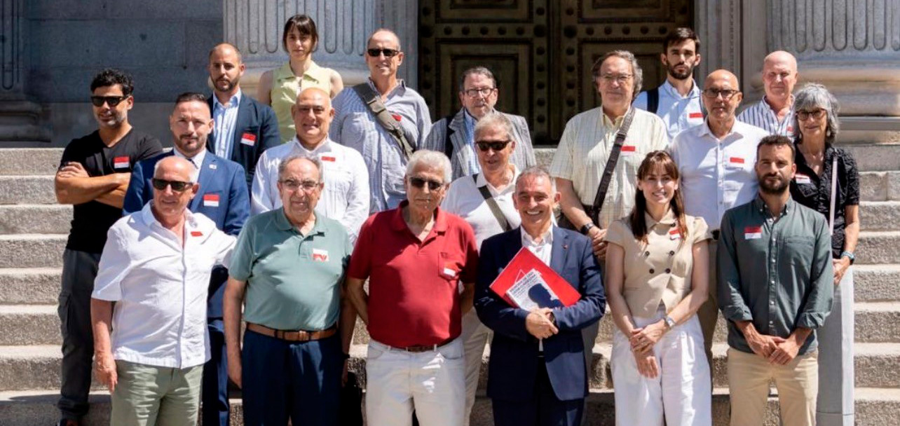 Grupo de personas frente al Congreso de los Diputados
