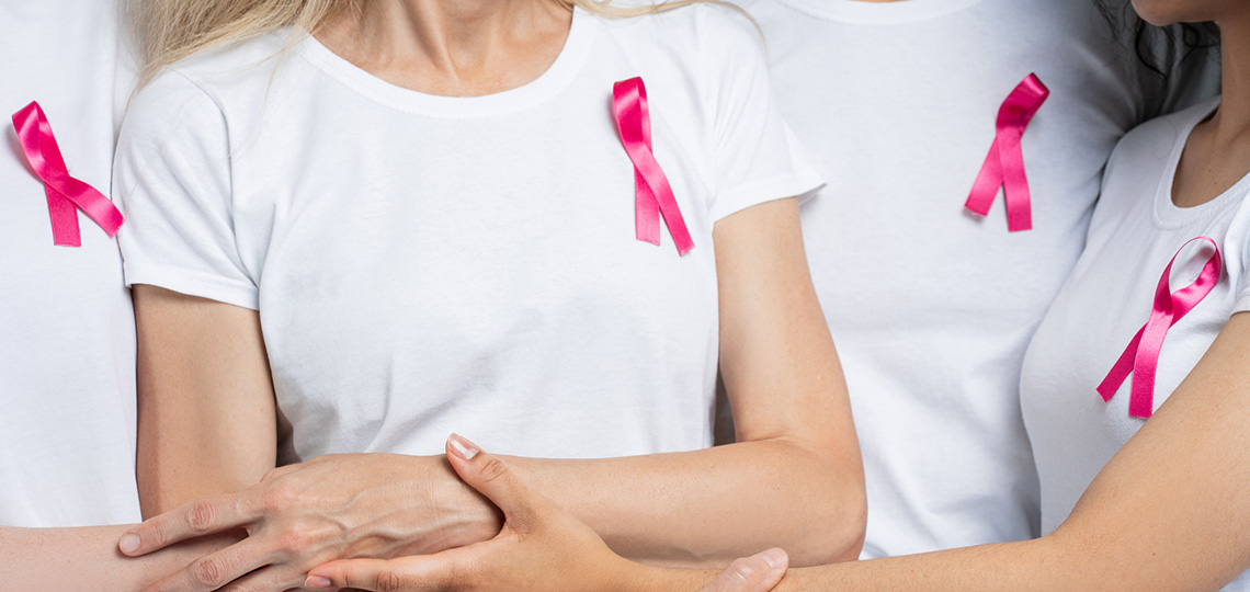 Mujeres con lazos rosas