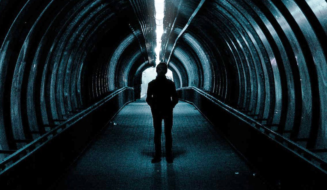 Persona en un túnel