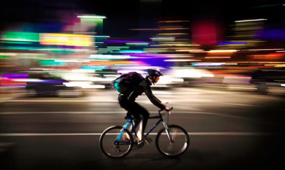 Trabajador de una plataforma digital en bici