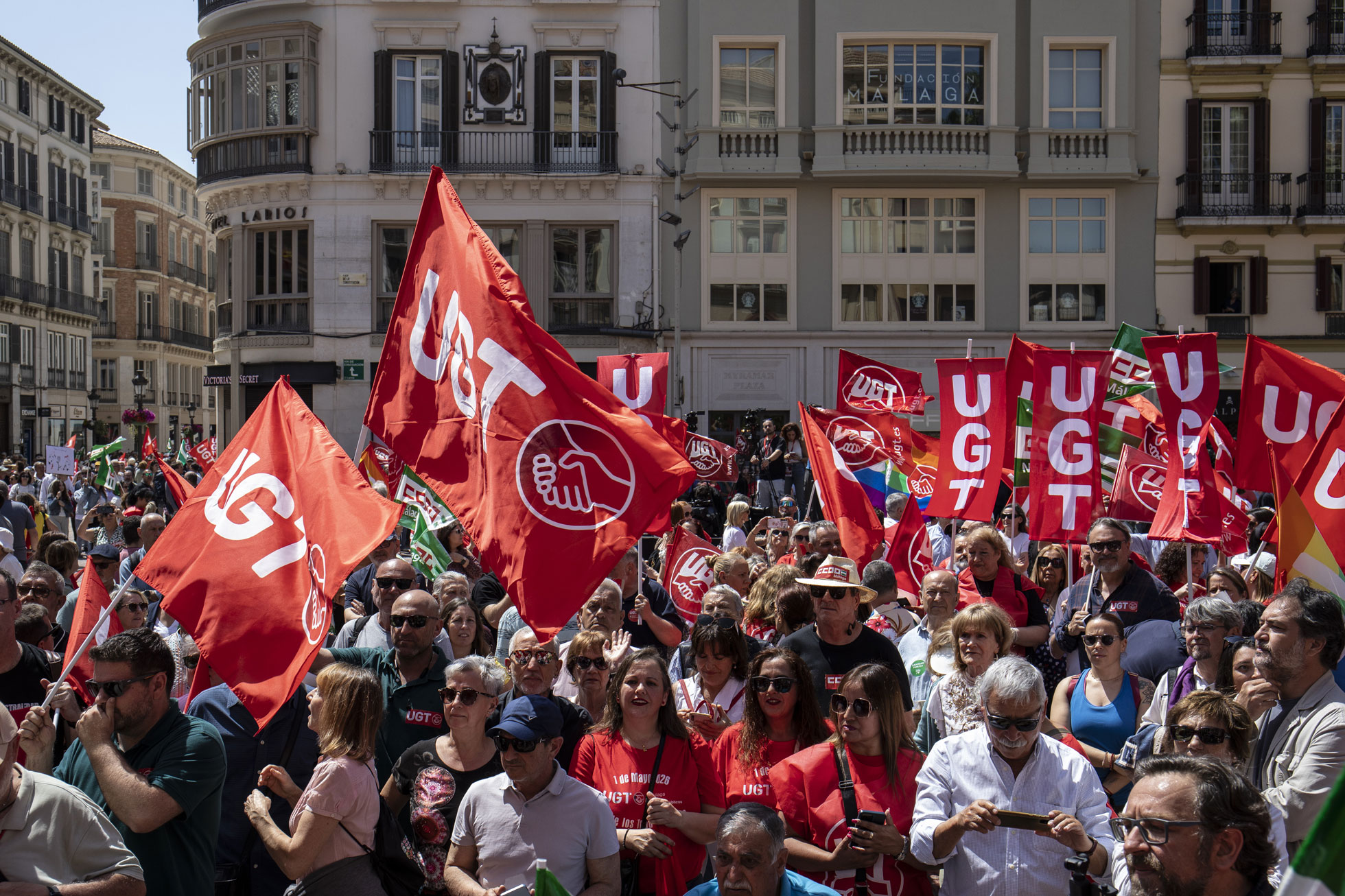 10. Manifestantes del Primero de Mayo en el acto de la Plaza de la Constitución en la ciudad de Málaga.