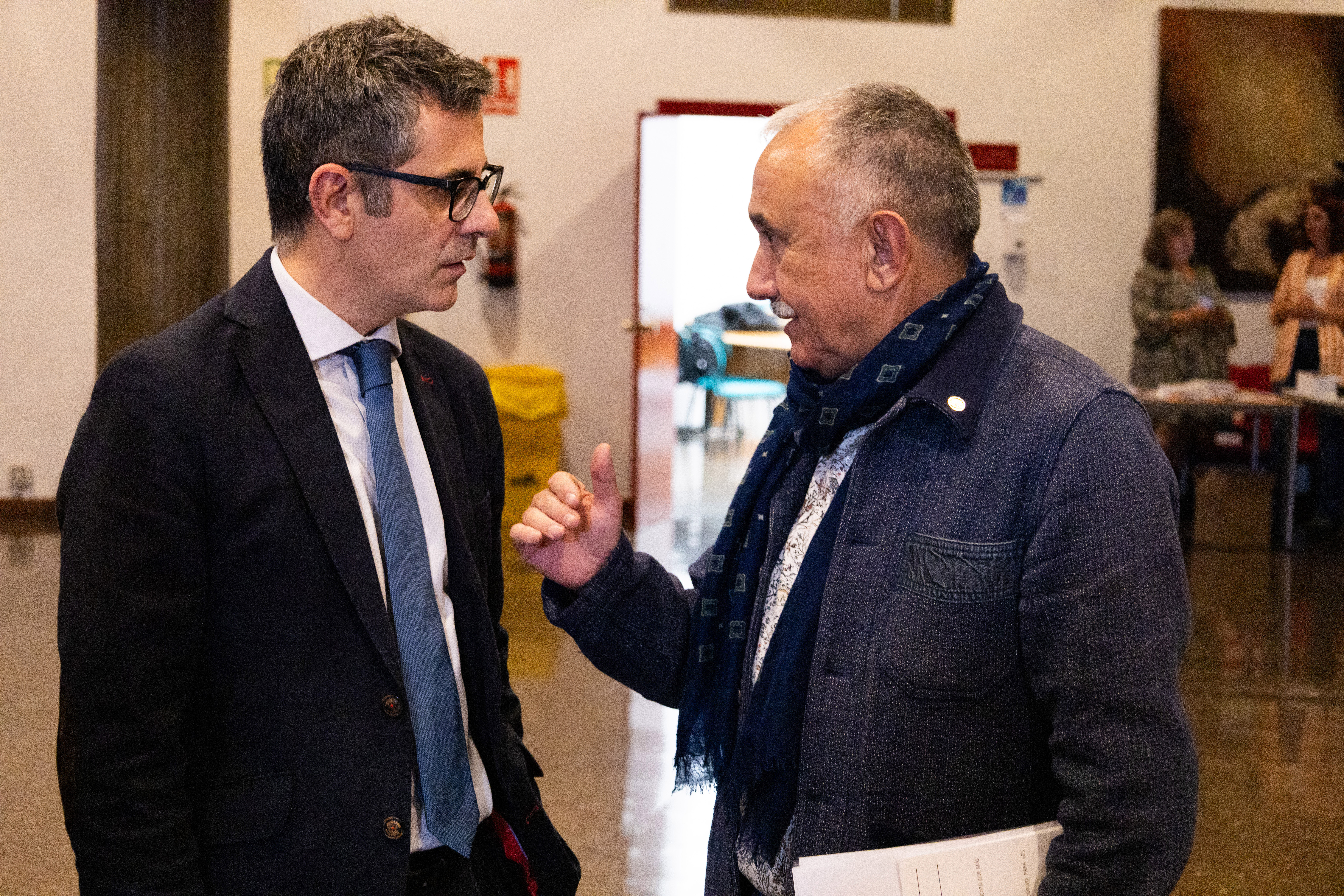Félix Bolaños, ministro de la Presidencia, conversa con Pepe Álvarez