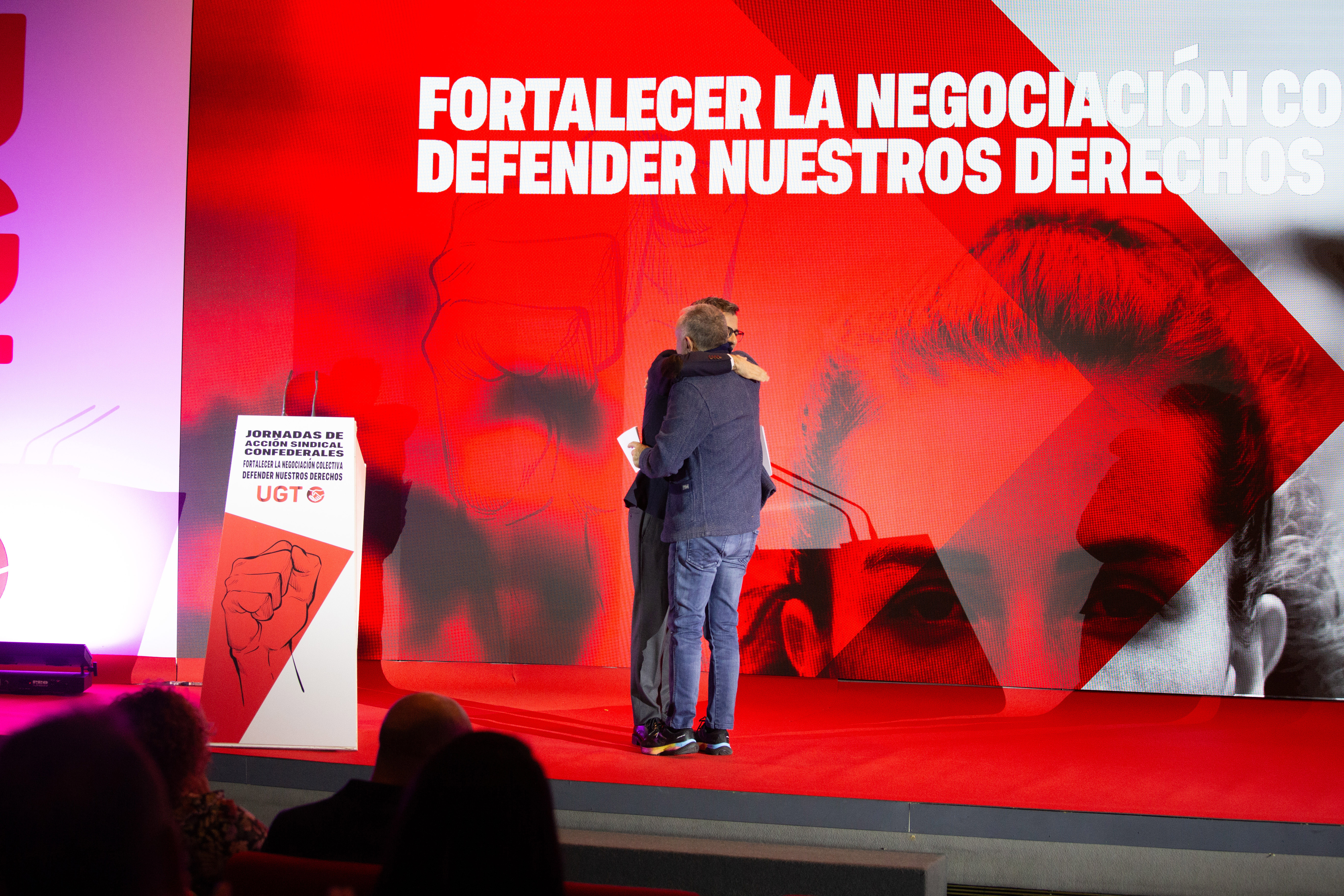 Félix Bolaños y Pepe Álvarez se saludan en el escenario
