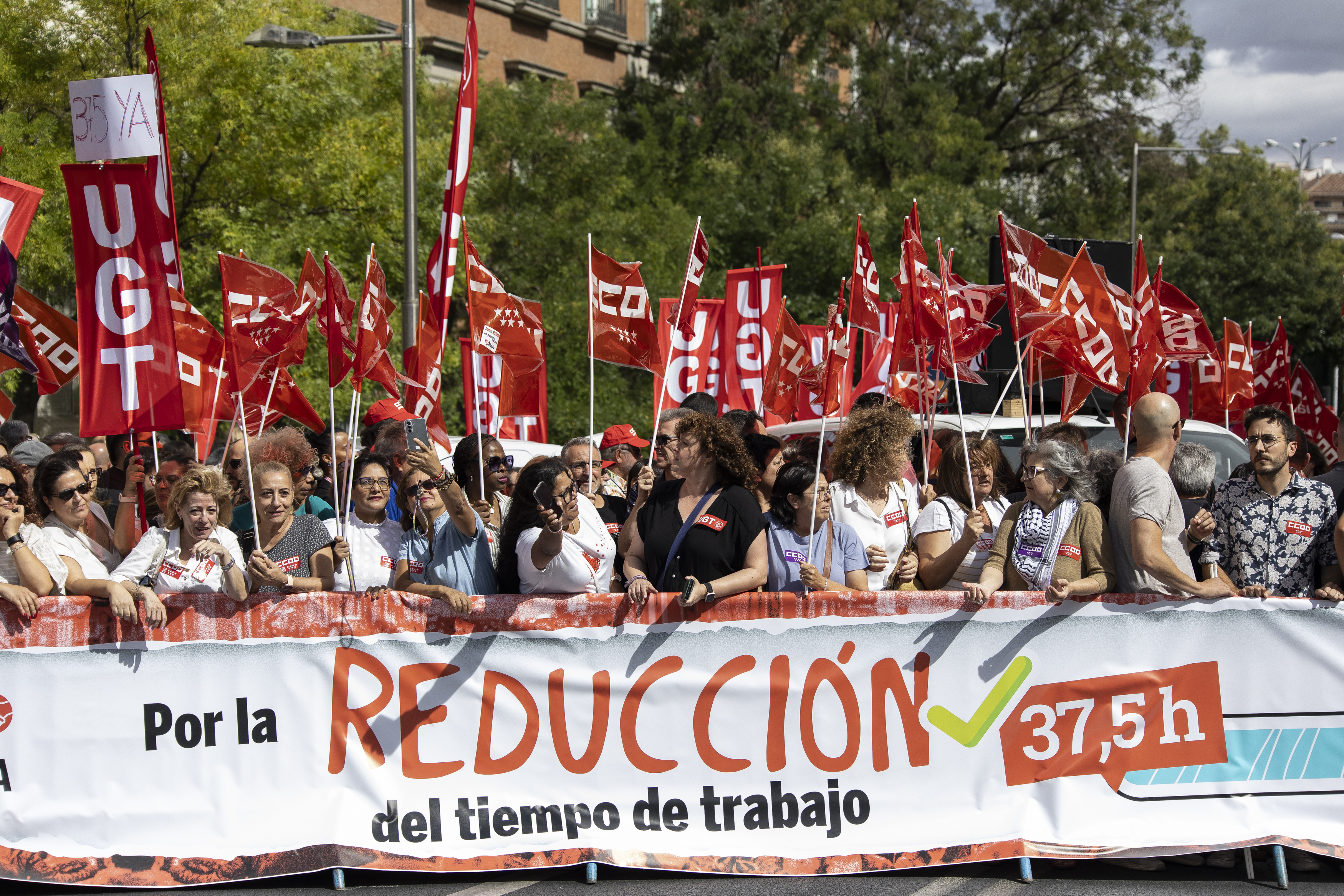 Centenares de sindicalistas manifestándose a las puerta del Congreso de los Diputados