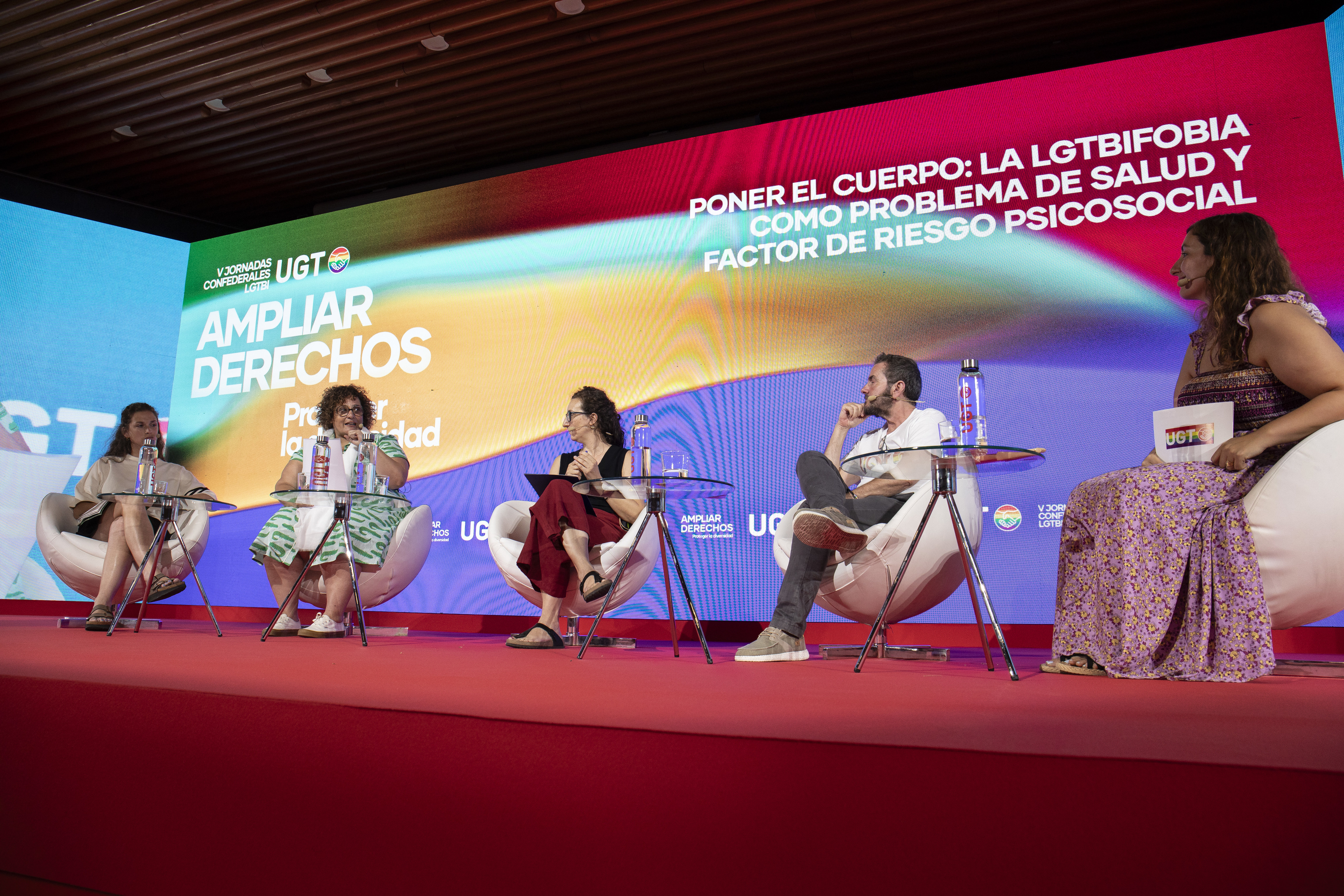 10. Poner el cuerpo: La lgtbifobia como un problema de salud y factor de riesgos psicosocial. Mer Gómez, escritora y activista intersex; Patricia Ruiz, secretaria de Salud Laboral de UGT; Aitana Garí Pérez, directora del Instituto Nacional de Seguridad y Salud en el Trabajo; Martín Calonge, secretario general de UGT-SP de Cantabria y Kiara Brambilla, formación y activismo Área LGTBI UGT.