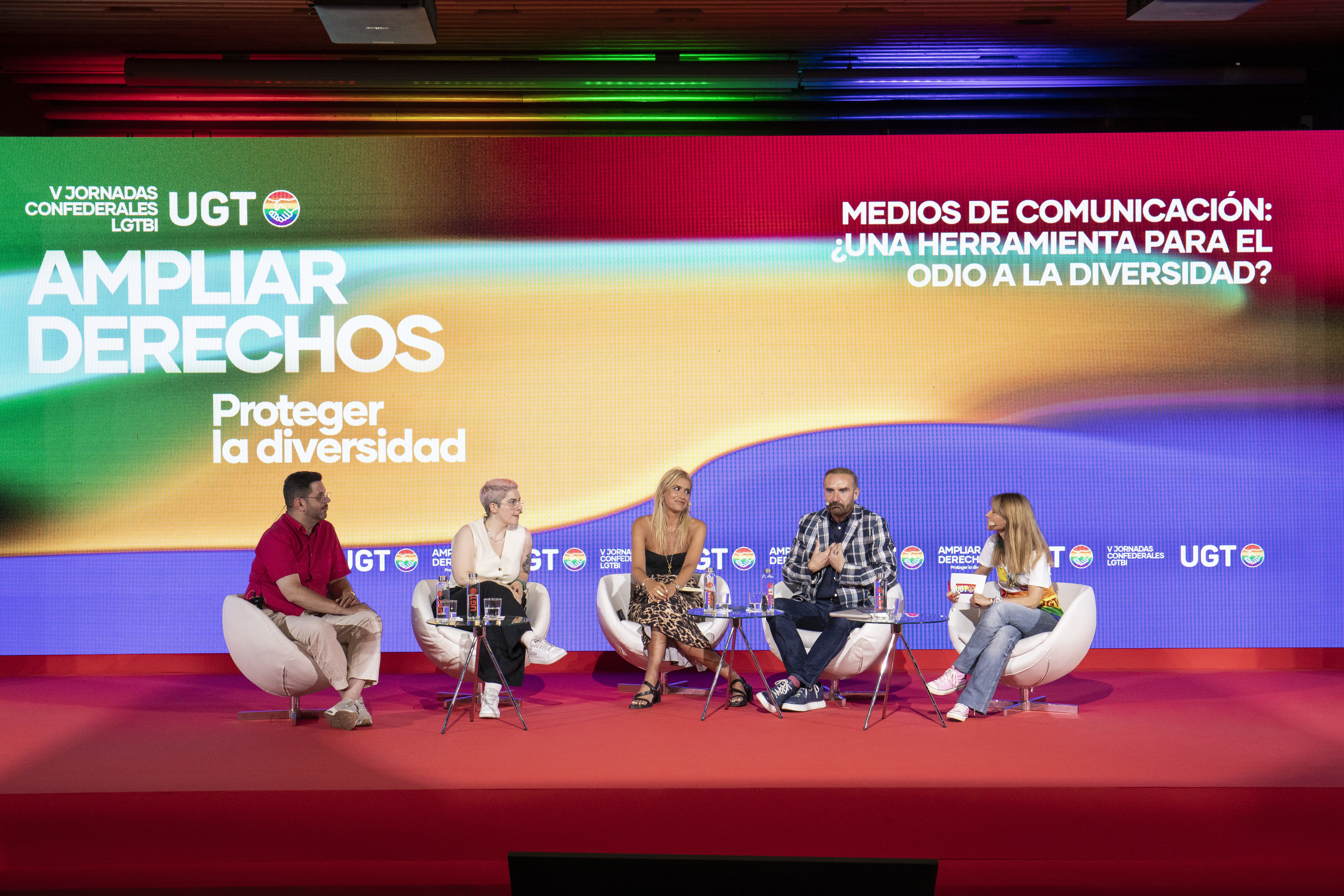 42. Medios de comunicación: ¿una herramienta para el odio a la diversidad?. Ramón Martínez, escritor y columnista; Amanda Rodríguez, comunicadora científica y activista LGTBI; Afra Blanco, sindicalista y colaboradora de televisión; Euprepio Padula, coach, abogado y colaborador televisivo y Marta Robledo, responsable de la Secretaría de Comunicación, Imagen y Redes Sociales de UGT Madrid.