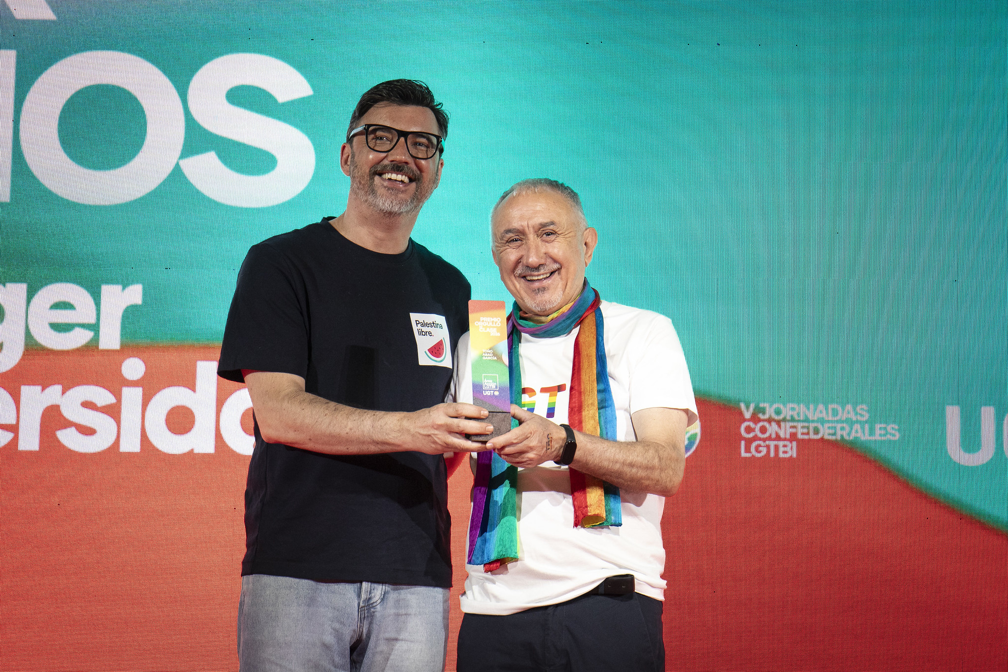 56. Toño Abad García, impulsor del RD 1026/2024 y director de Gabinete de la Secretaría General de UGT, recibe el premio de manos de Pepe Álvarez, secretario general de UGT.