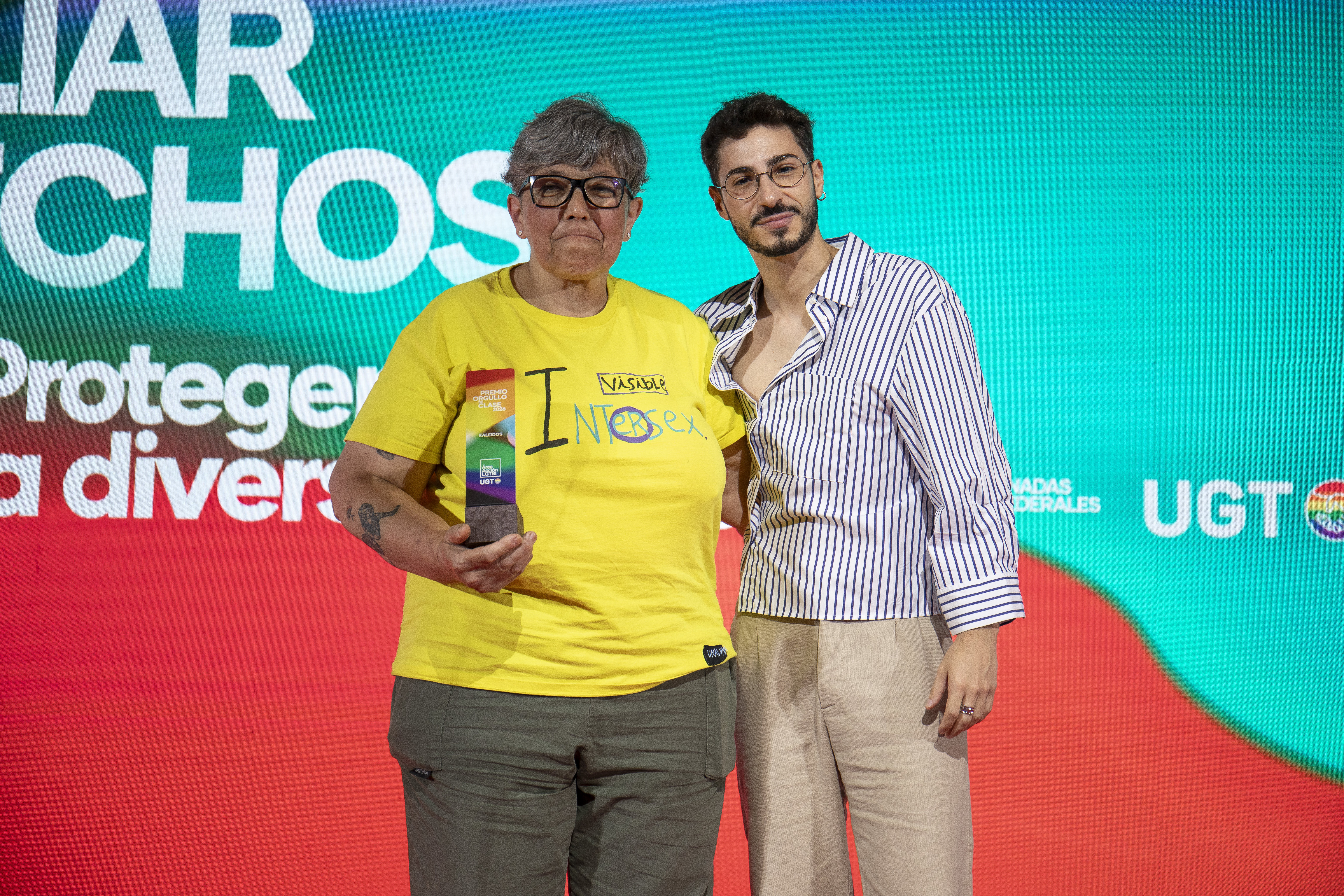 54. Kaleidos, organización INTERSEX por la diversidad, recibe el premio de manos de José Álvarez, responsable confederal LGTBI de UGT.