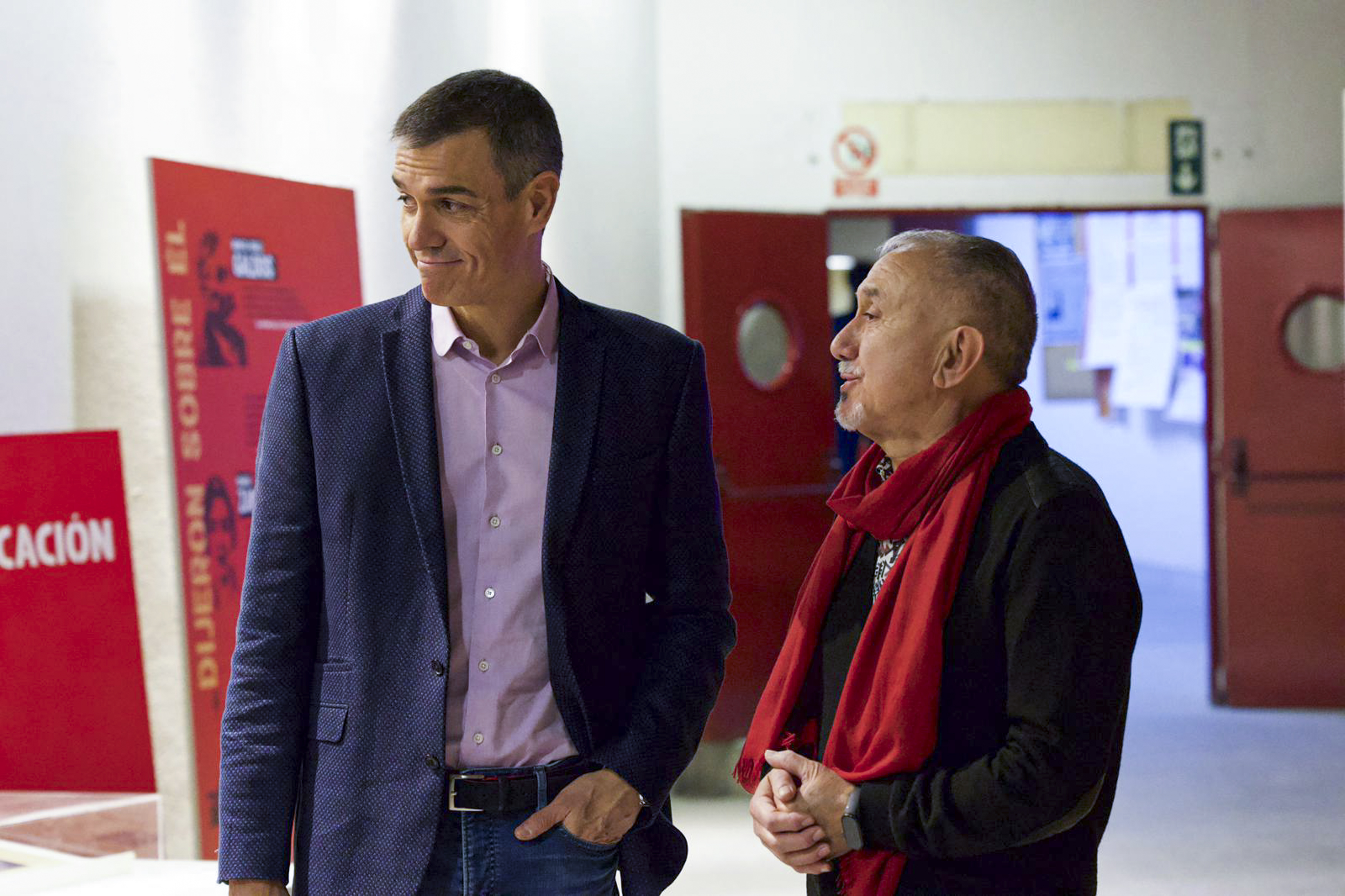 Pedro Sánchez y Pepe Álvarez visitan la exposición