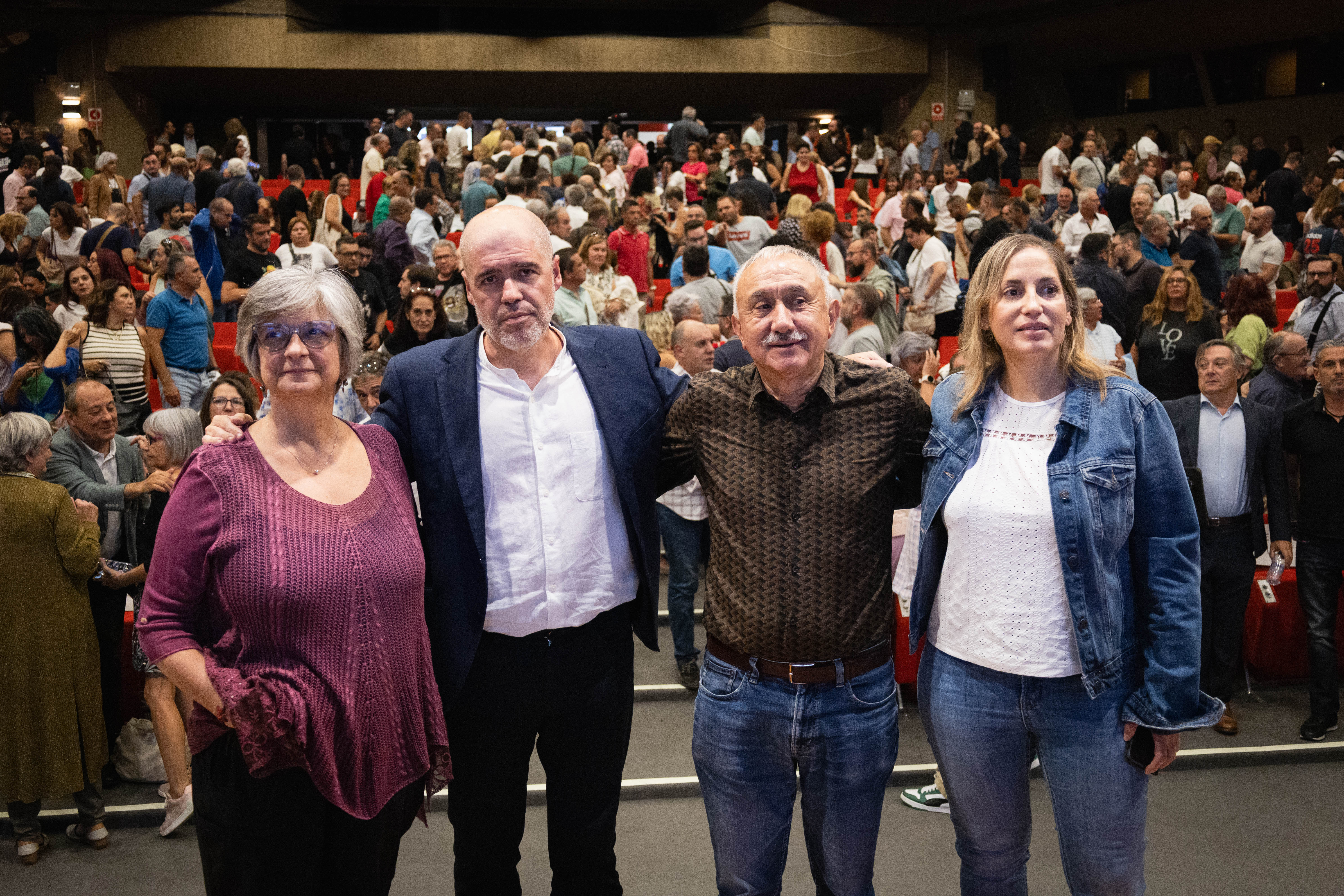 Los y las ponentes posan en el auditorio