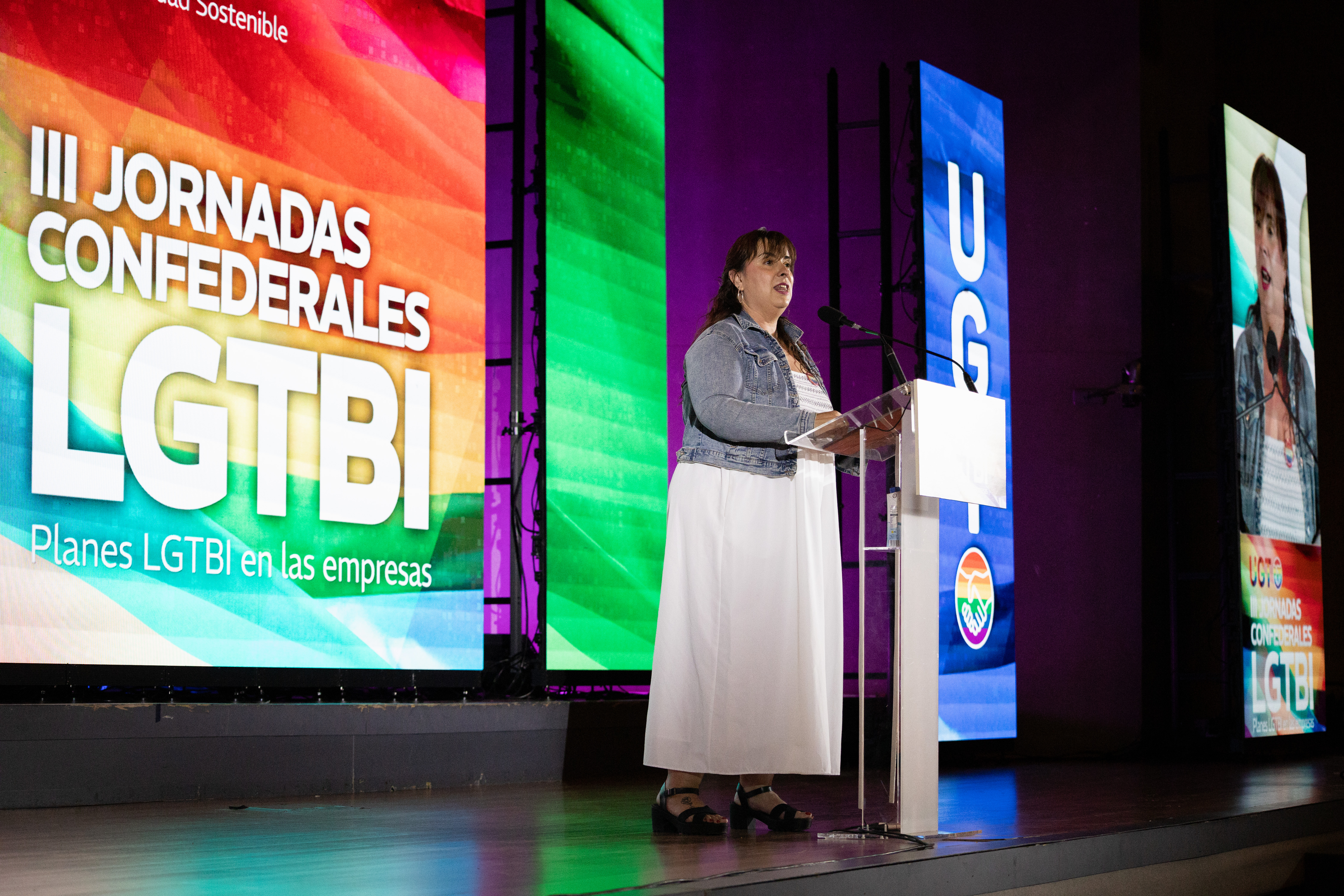 Cristina Antoñanzas, vicesecretaria general de UGT, dedica unas palabras al colectivo LGTBI