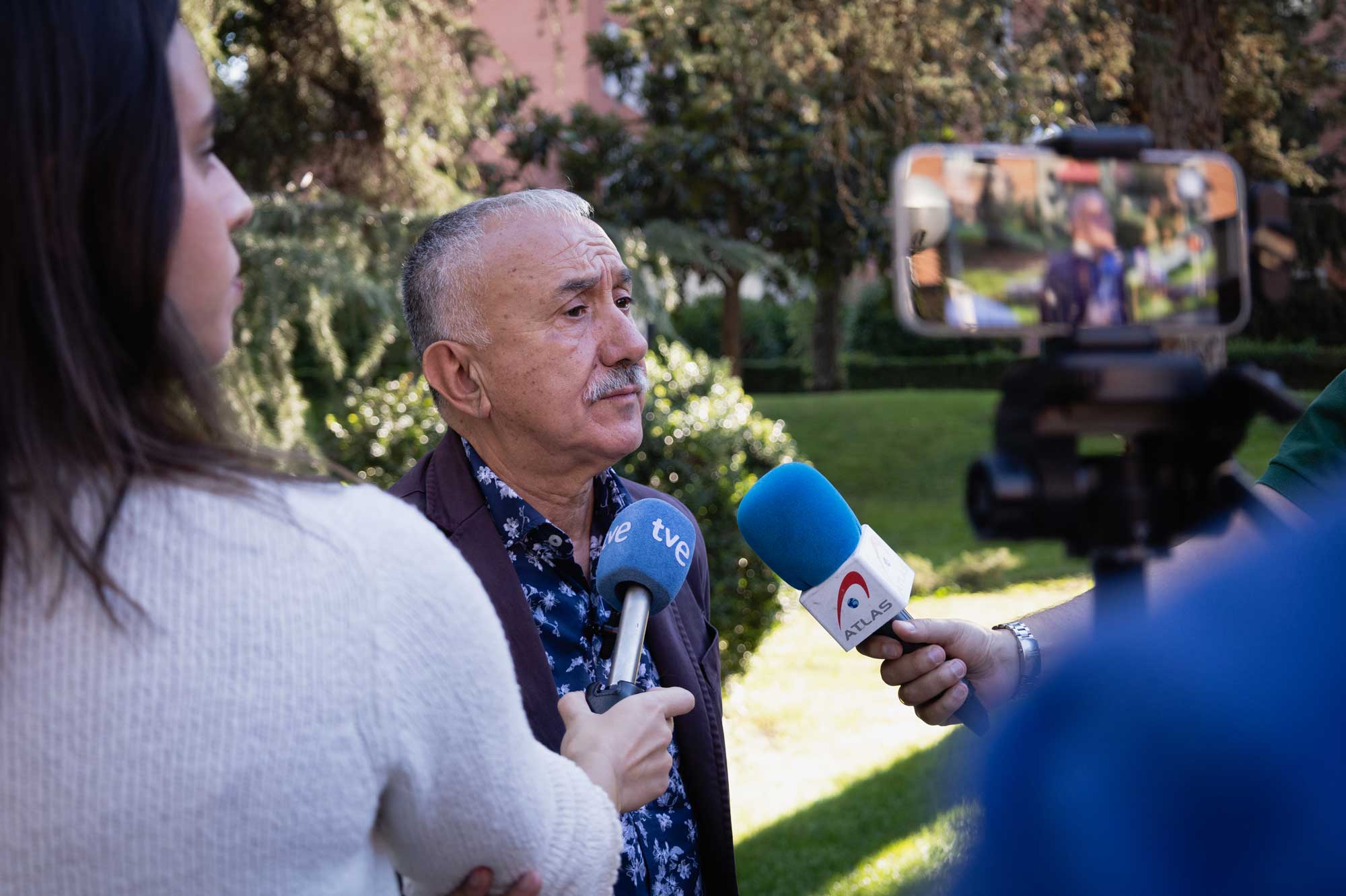 Pepe Álvarez atendiendo a los medios de comunicación