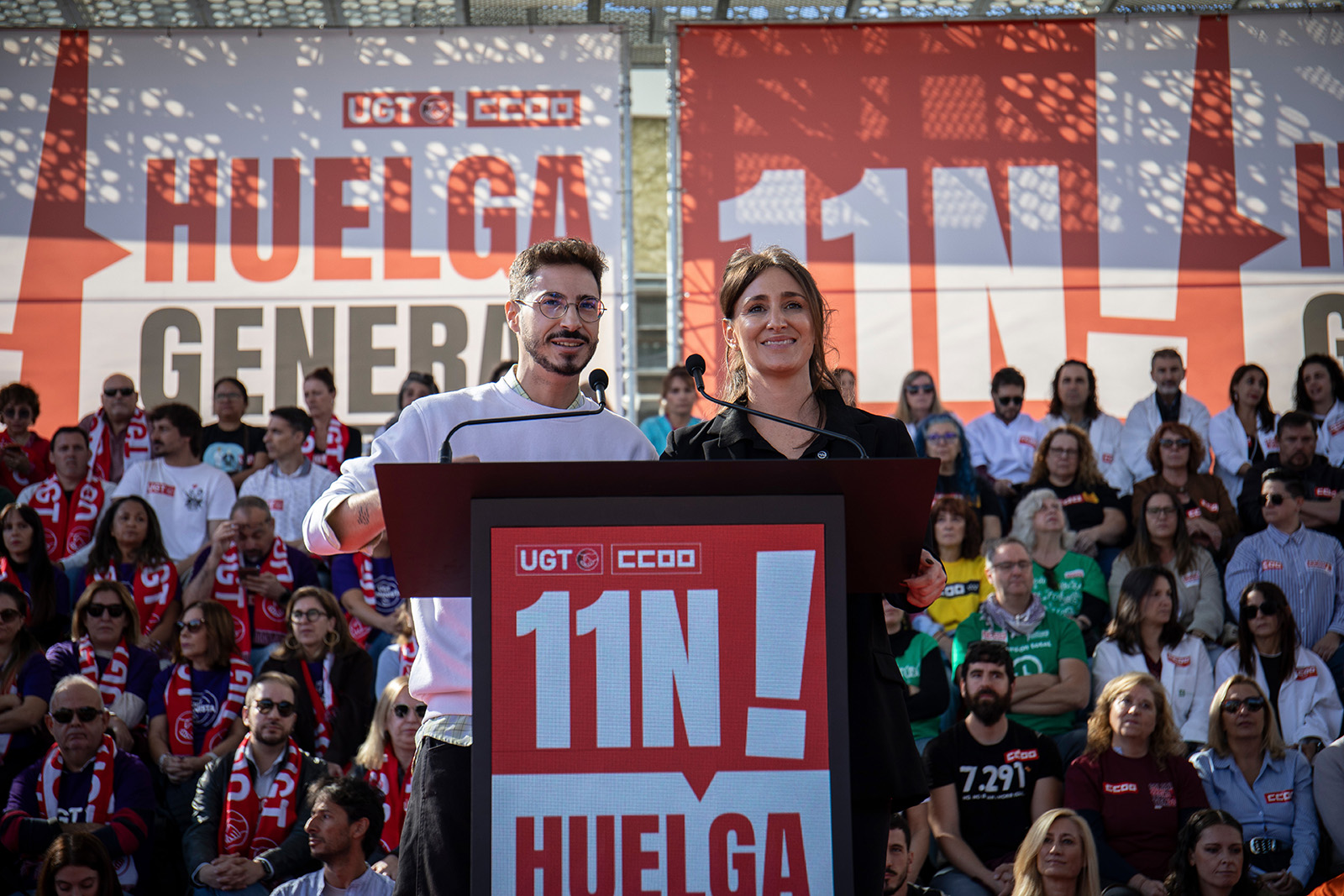 4. José Álvarez, responsable LGTBI confederal de UGT y Marina Núñez, representante de la sección sindical de CCOO en Airbus Getafe, dan paso al comienzo de la asamblea.