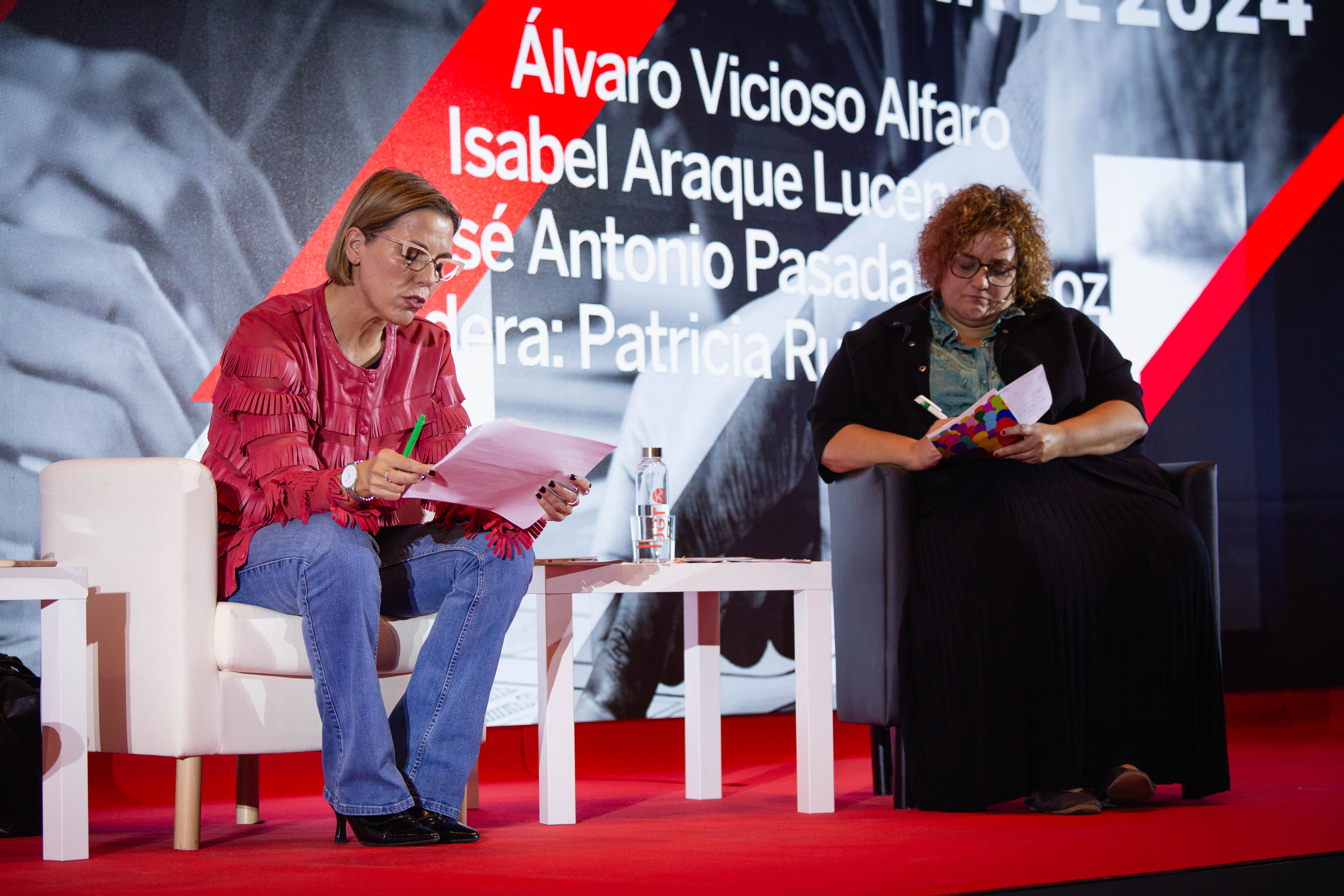 Isabel Araque interviene en la mesa junto a Patricia Ruíz
