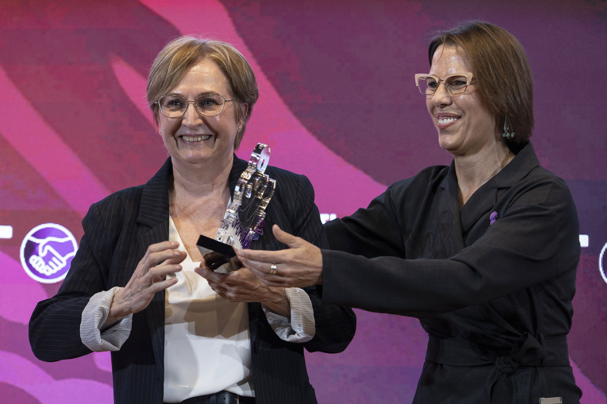 Isabel Araque entrega el Premio Sororidad UGT-SP a Almudena Fontecha