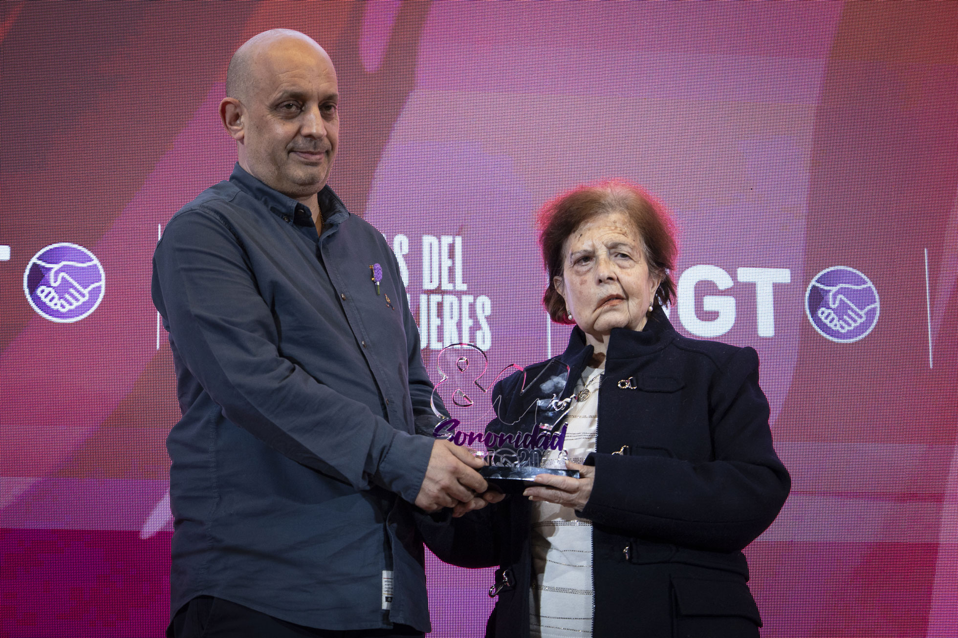 Alfredo Turienzo entrega el Premio Sororidad UGT-FeSMC a Soledad García Pacheco