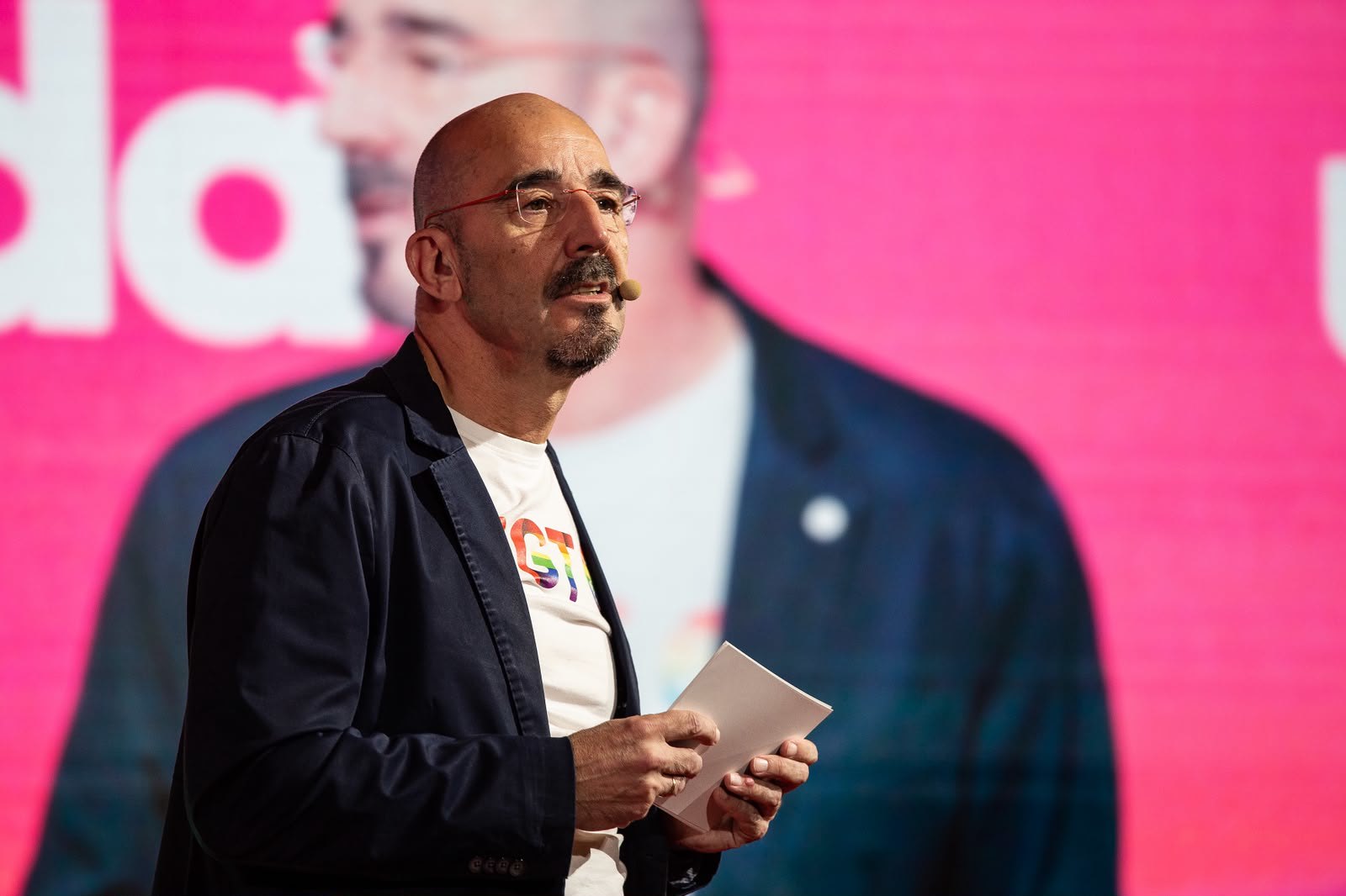 4. Fernando Luján, vicesecretario general de Política Sindical de UGT, hace una introducción hablando de la situación de los planes LGTBI en la negociación colectiva sectorial y de empresa.