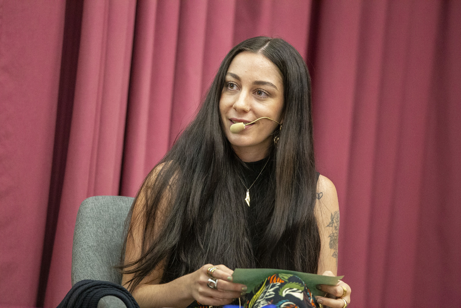Adriana Hest, politóloga y jurista especializada en seguridad internacional y creadora de contenido, moderadora de la mesa.