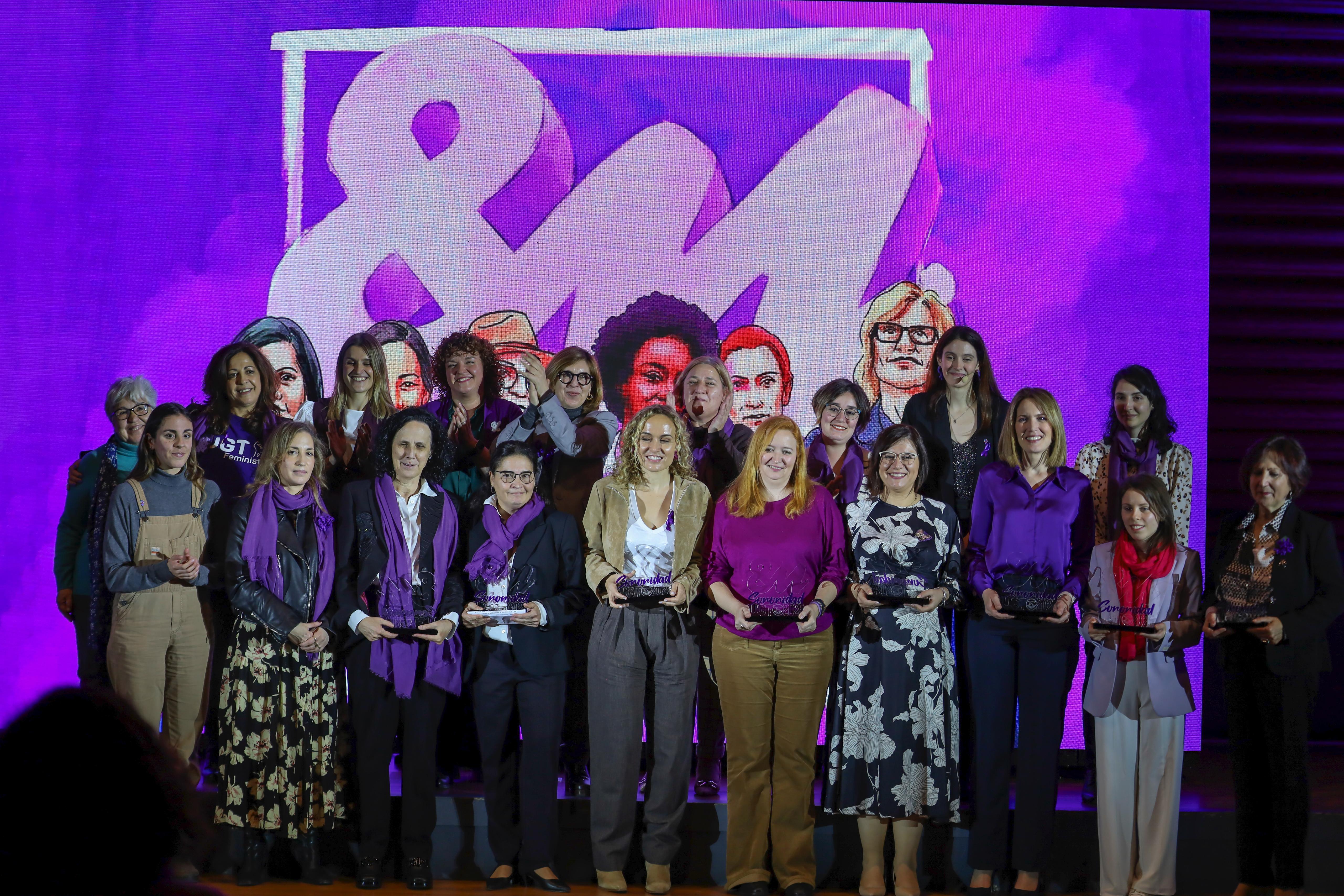 Foto de familia de las mujeres premiadas