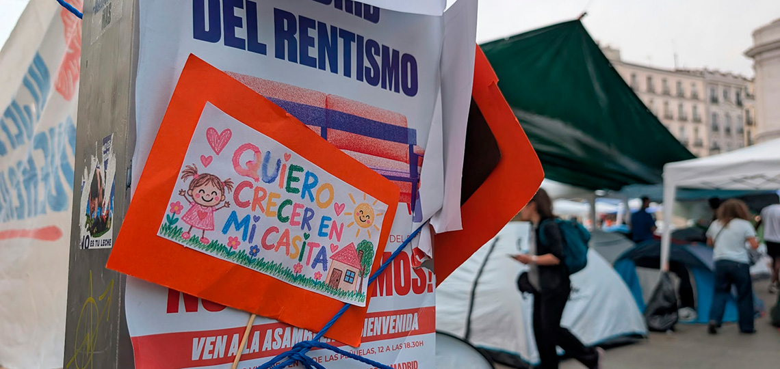 Cartel en la acampada de Puerta del Sol