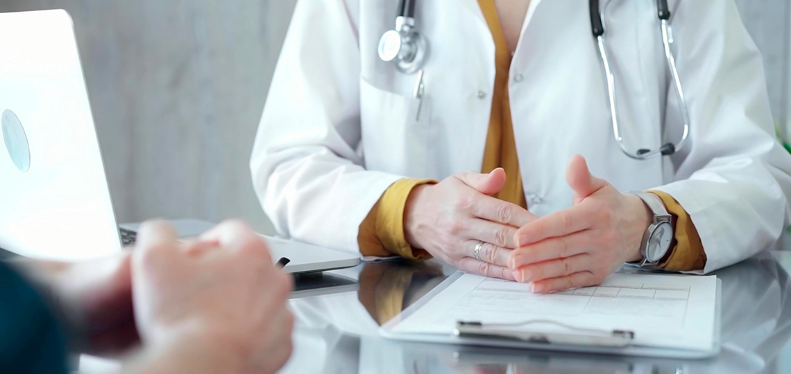 Médico hablando con su paciente