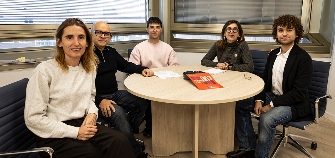 Reunion de personas en la oficina