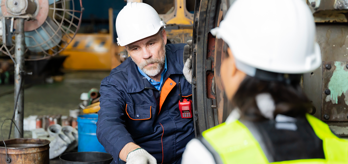 Obrero frente a inspectora de trabajo