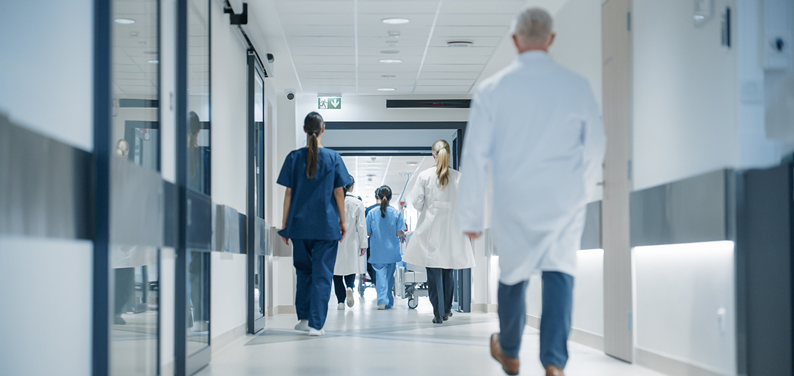 Medicos caminando en hospital