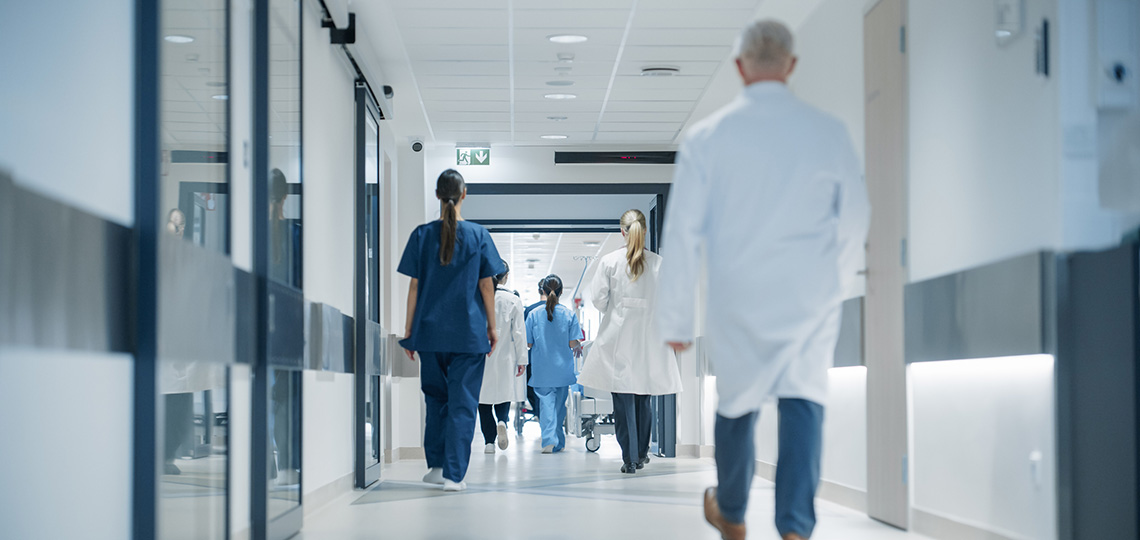 Médicos caminando por un hospital