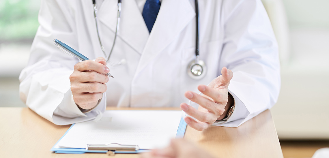 Médico hablando con su paciente.