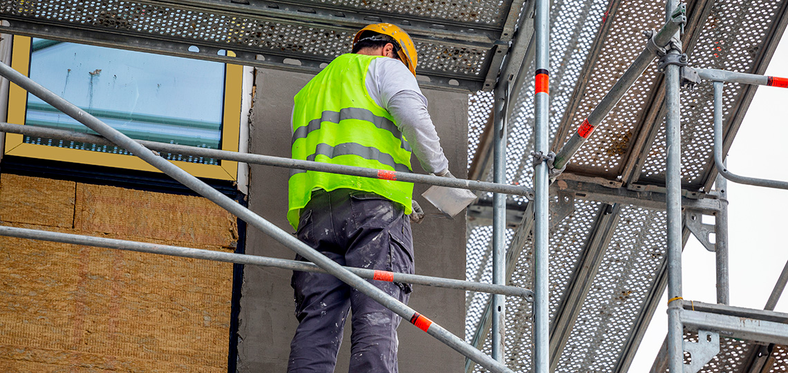 Obrero en andamios