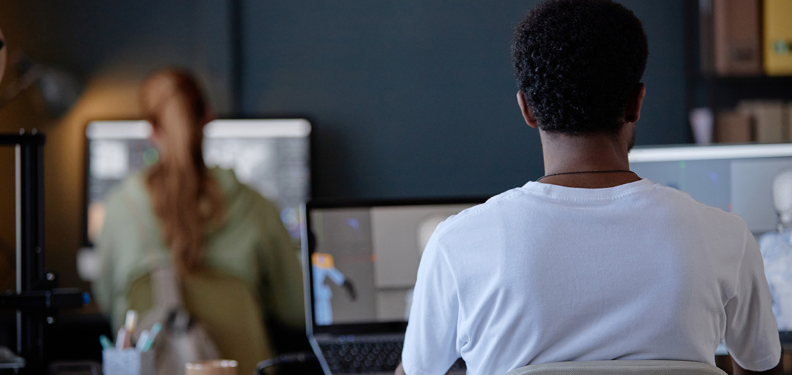 Personas trabajando en oficina