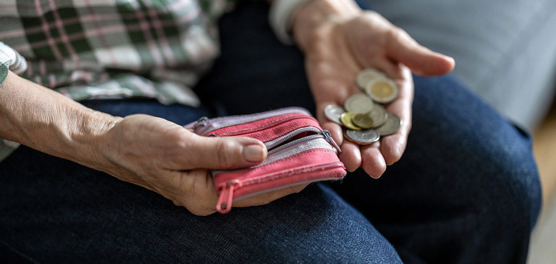 Manos sujetando unas monedas