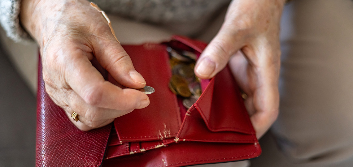 Persona anciana contando monedas