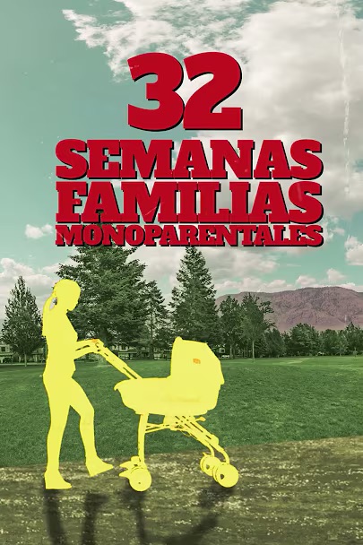 Imagen de unidad familiar paseando con un carrito de bebé en un parque