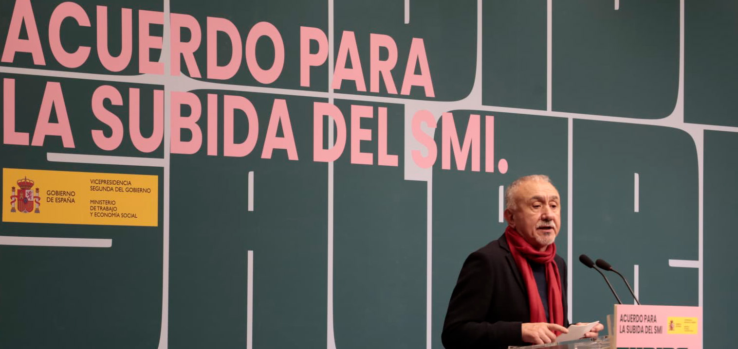 Pepe Álvarez durante la firma de la subida del SMI