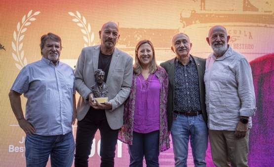 Momento de la entrega del premio a Javier Ruibal