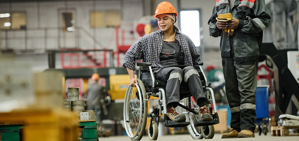 Persona trabajadora en silla de ruedas